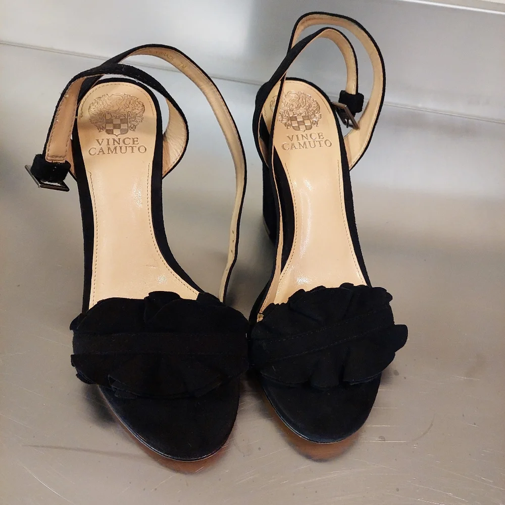 Vince Camuto  women's black ankle  strap block heel sandals. - Picture 2 of 3